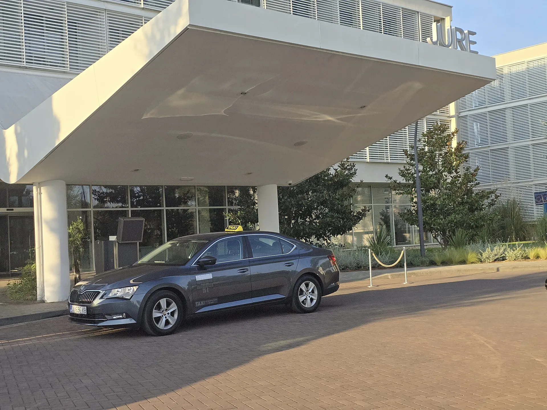 TAXI Antonio's Škoda Superb at the Amadria Park resort in Šibenik for a guest pickup